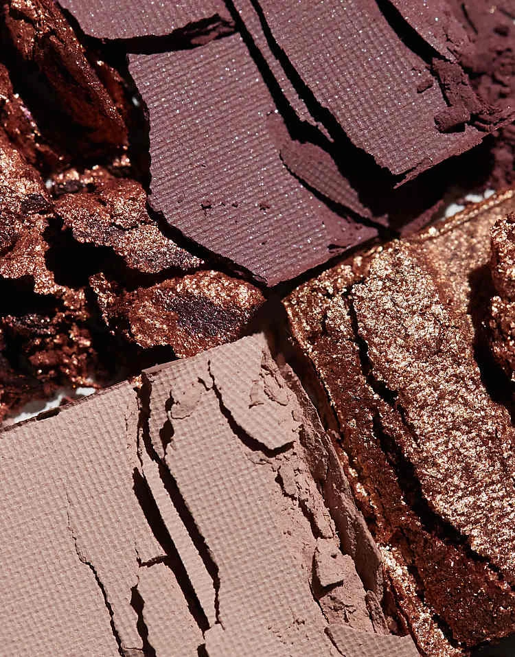 Revolution The Eternal Icon Green Eyeshadow Palette For Unisex 3 Revolution The Eternal Icon Green Eyeshadow Palette For Unisex - Image 3